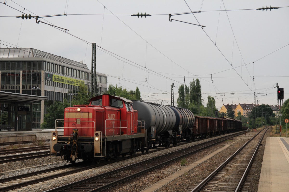 294 814-9 durchfhrt am 26. August 2013 mit einem gemischten Gterzug Mnchen-Heimeranplatz.