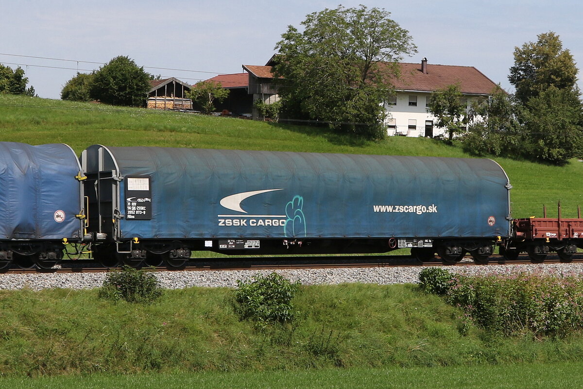 3552 073 (Rilns) von  ZSSK Cargo  am 7. August 20224 bei Axdorf.