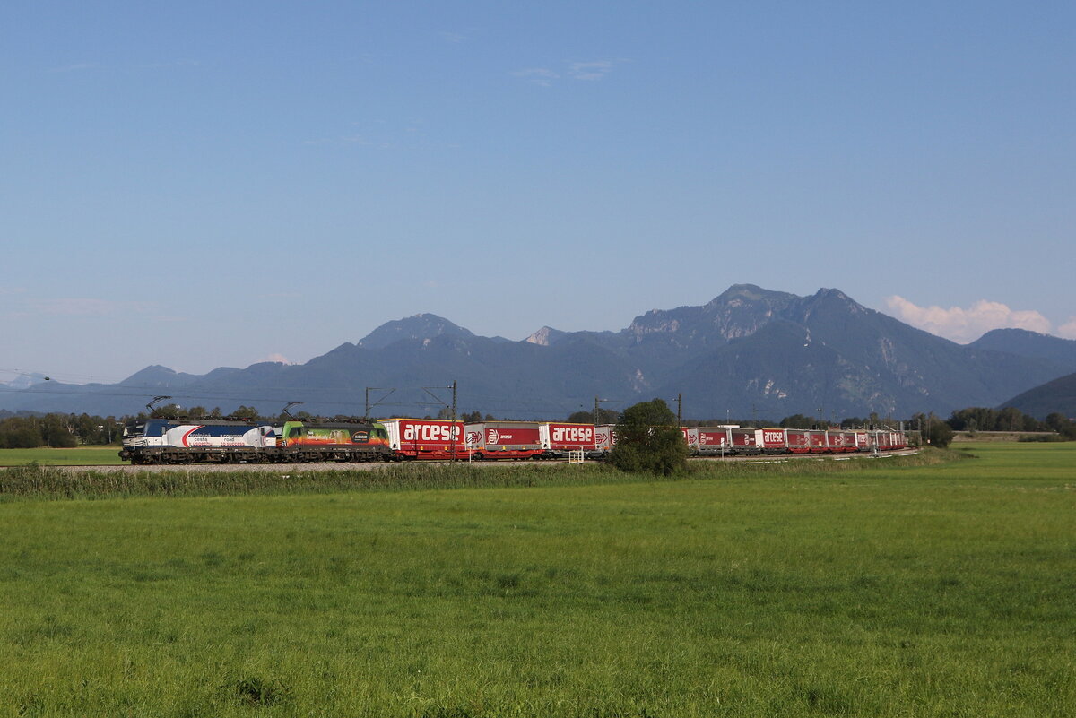 383 209 und 193 580 mit dem  ARCESE-KLV  aus Salzburg kommend am 15. Juli 2024 bei Weisham im Chiemgau.