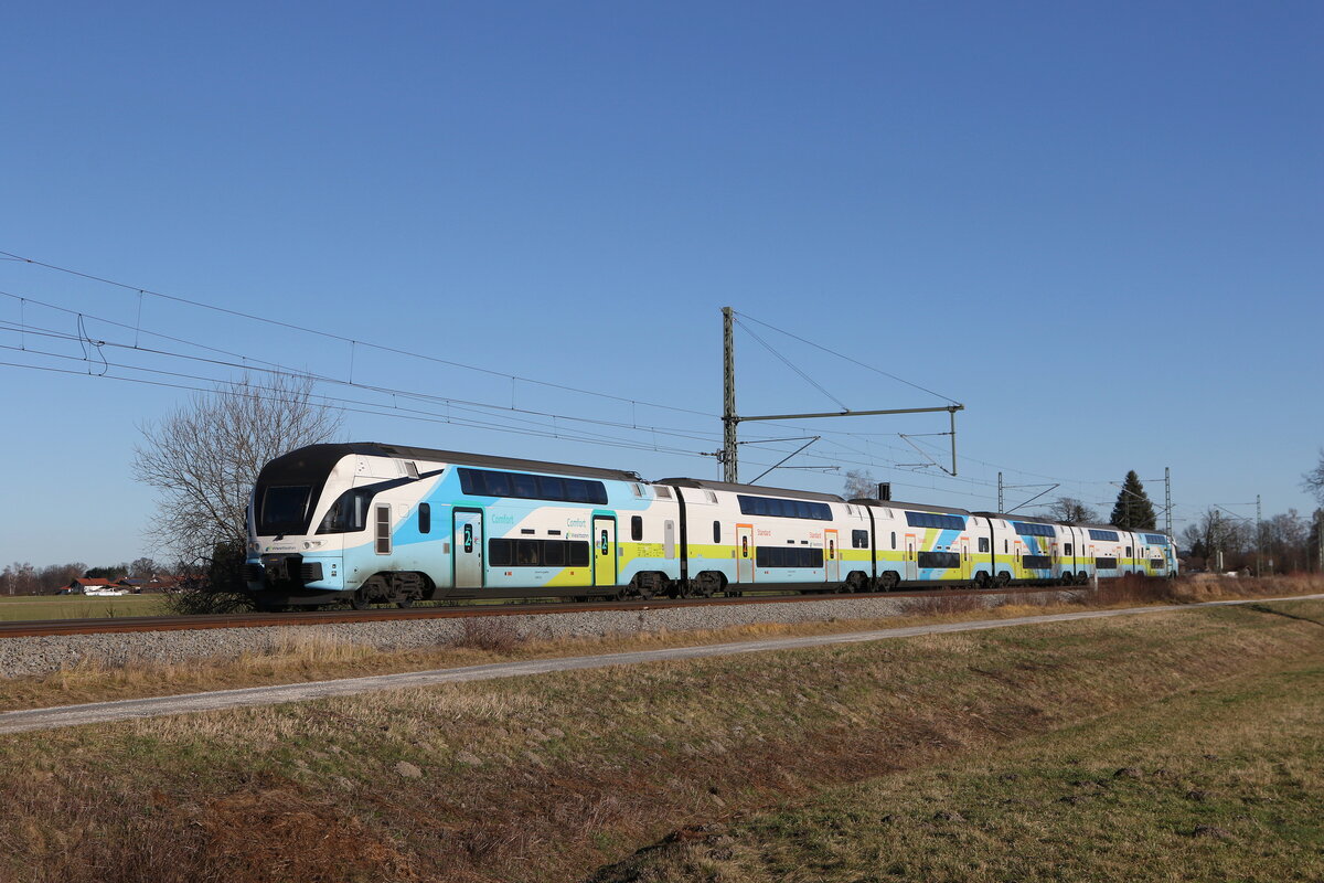 4010 024 aus Wien kommend am 10. Dezember 2025 bei �bersee am Chiemsee.