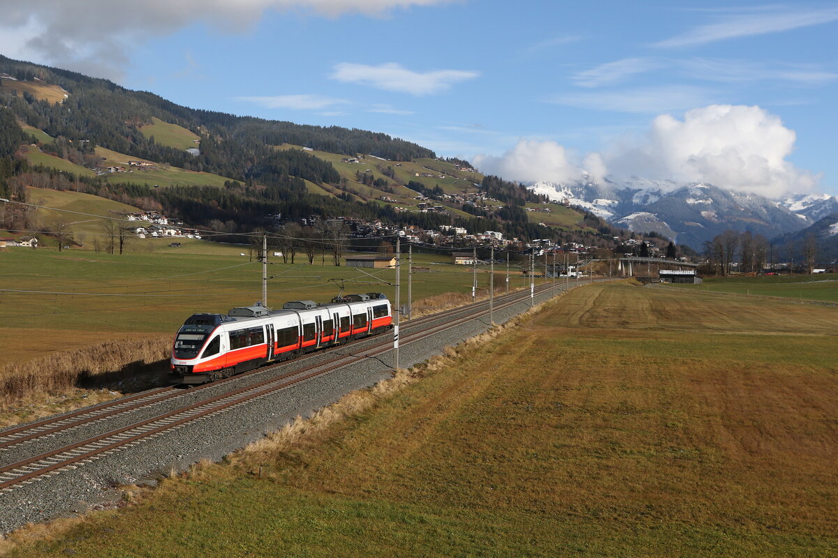 4023 002 aus Kitzbhel kommend am 18. November 2025 bei Kirchberg in Tirol.