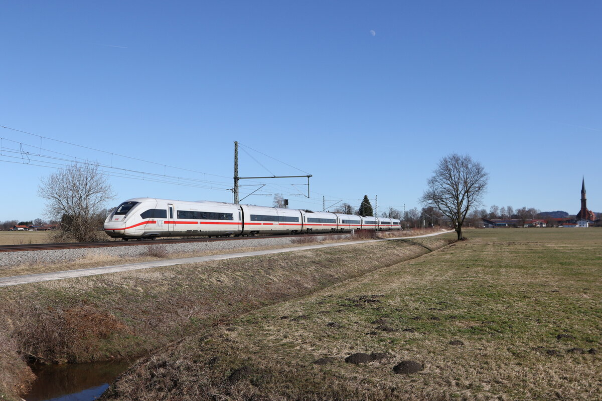 412 202  Schleswig-Holstein  war am 25. Februar 2026 als  ICE 116 Graz-Frankfurt  bei �bersee am Chiemsee in Rihctung M�nchen unterwegs.