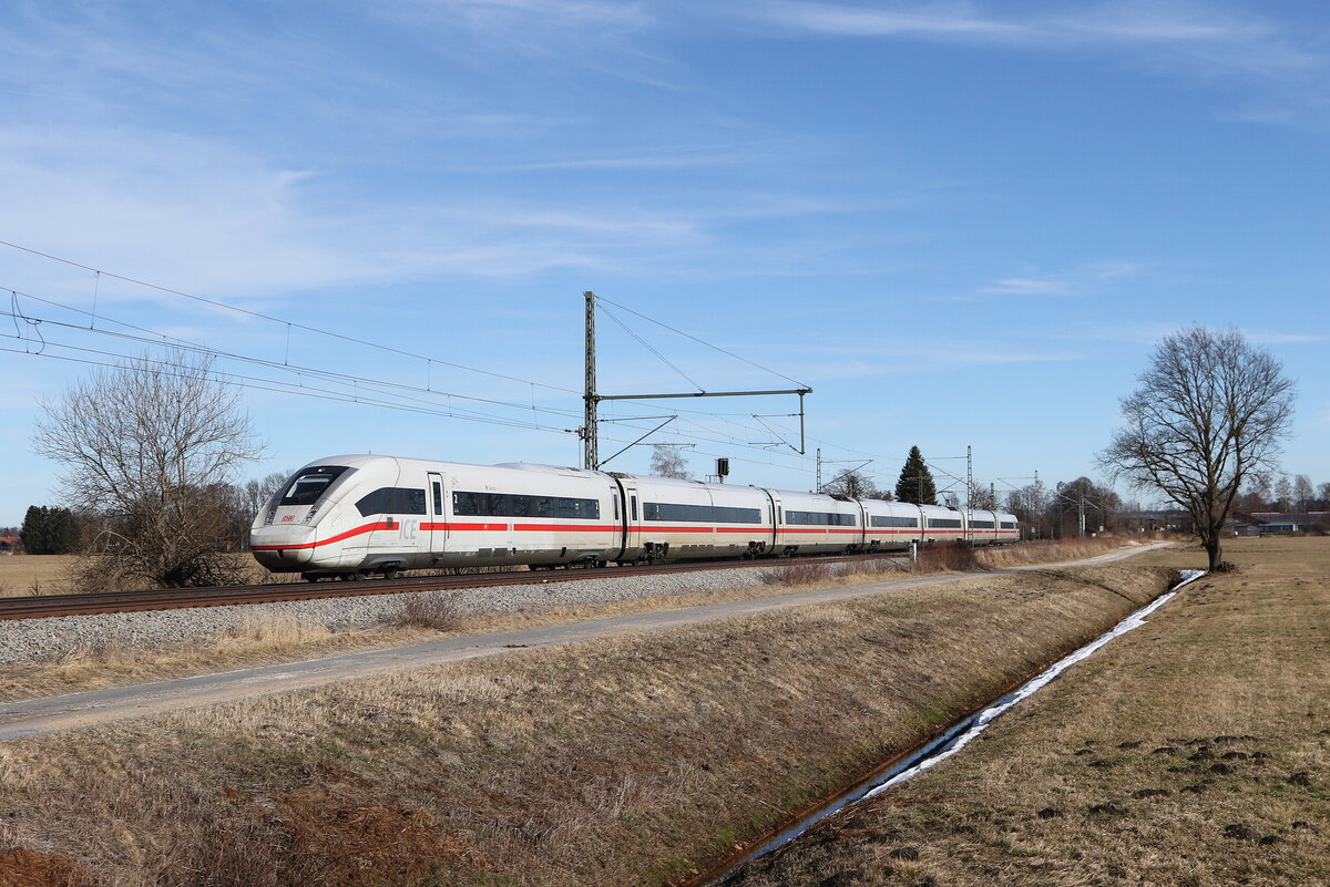 412 203 war als  ICE 116  am 10. Februar 2026 bei �bersee am Chiemsee in Richtung Frankfurt
unterwegs.