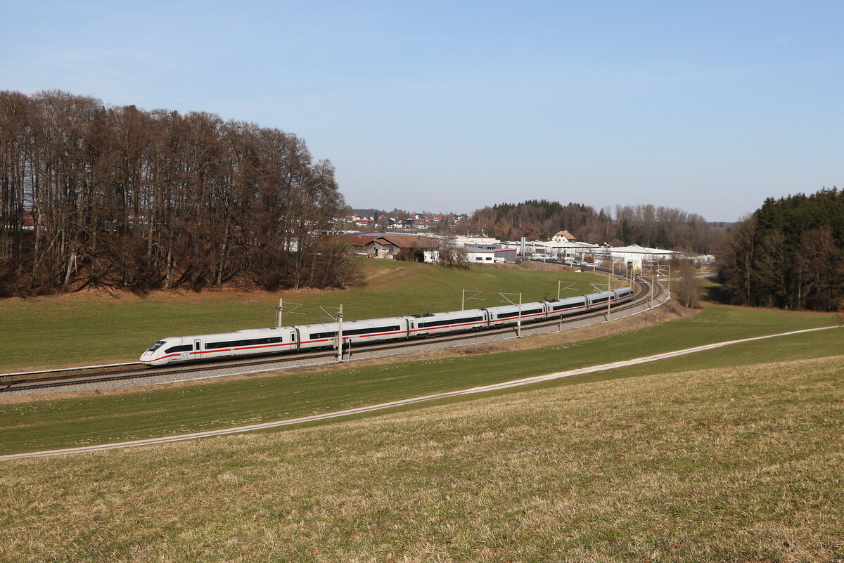 412 211 war als  ICE 118  am 28. Februar 2026 bei Axdorf im Chiemgau auf dem Weg nach M�nster.