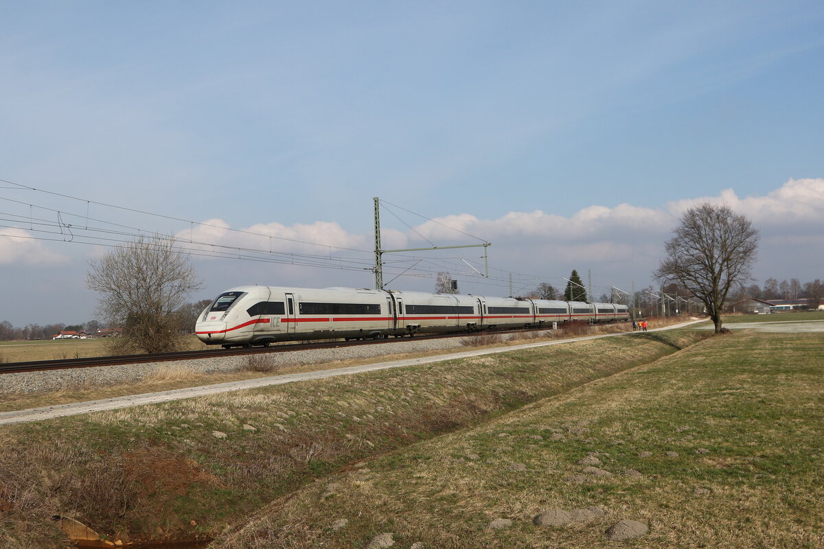 412 215 war als  ICE 118  auf dem Weg nach M�nster. Aufgenommen am 4. M�rz 2026 bei �bersee am Chiemsee.