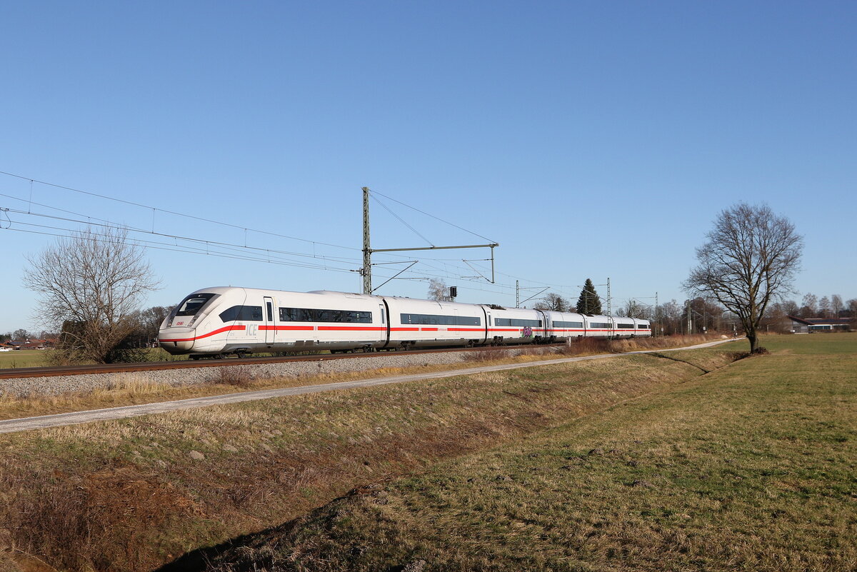 412 218 war als  ICE 114  am 10. Dezember 2025 bei �bersee am Chiemsee auf dem Weg nach Dortmund.