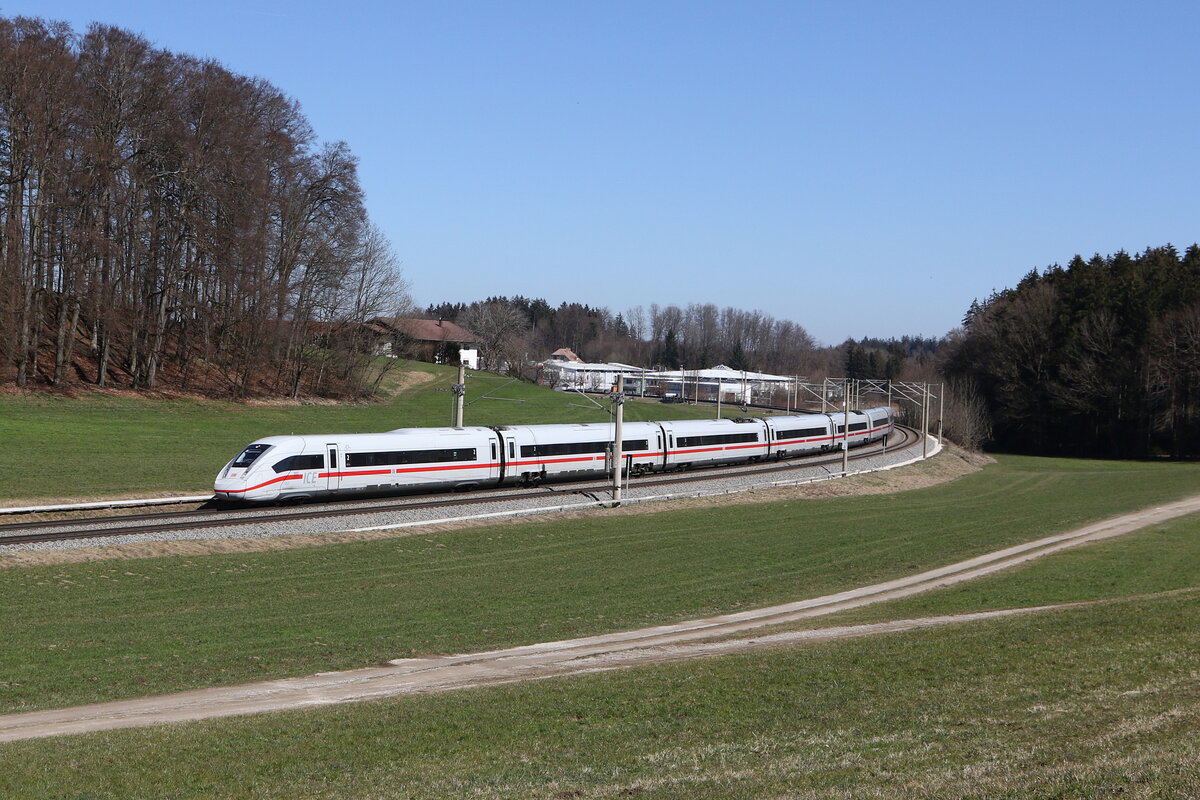 412 222  ICE 114  war am 19. Mrz 2025 bei Axdorf im Chiemgau auf dem Weg nach Mnchen.