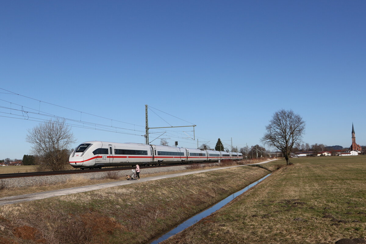 412 223 war als  ICE 118 Graz-M�nster  am 25. Februar 2026 bei �bersee am Chiemsee in Richtung M�nchen unterwegs.
