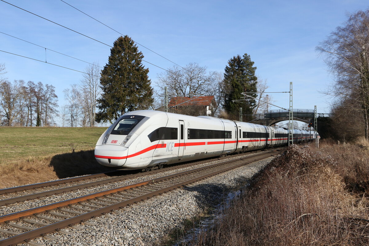 412 227 war als  ICE 114  am 1. Januar 2025 bei bersee am Chiemsee in Richtung Mnchen unterwegs.