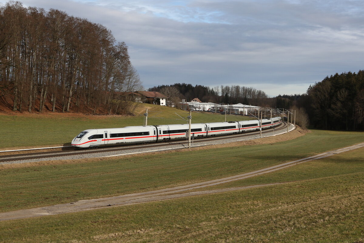 412 233 war als  ICE 114  bei Axdorf im Chiemgau in Richtung Mnchen unterwegs.