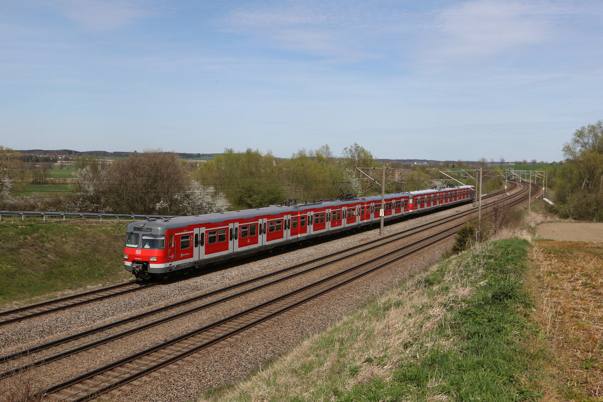 420 934 und 420 462 aus Petershausen kommend am 6. April 2024 bei Vierkirchen.