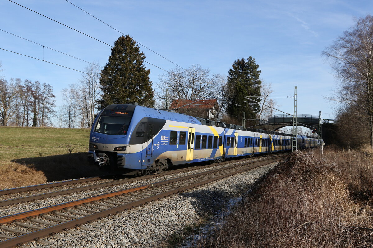 430 020 und 430 006 waren am 1. Januar 2025 bei bersee am Chiemsee in Richtung Mnchen unterwegs.