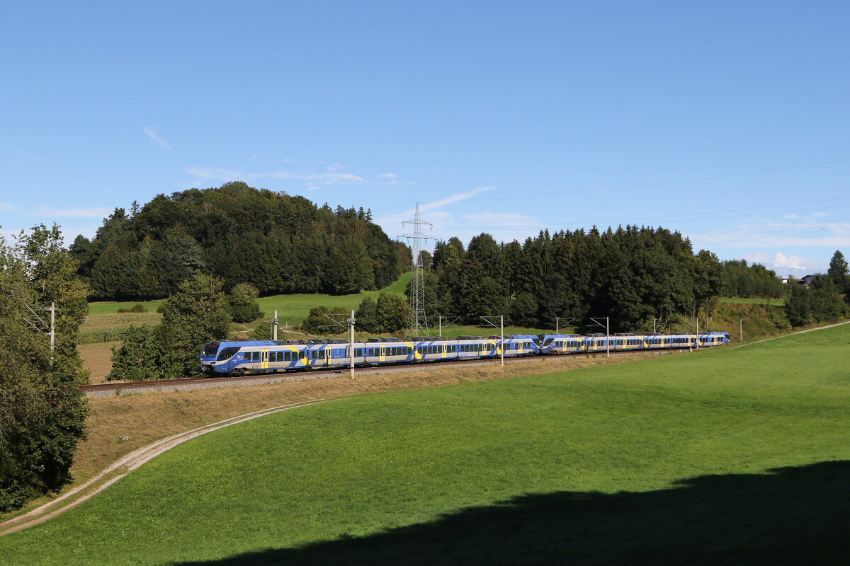 430 026 und 430 020 waren am 15. September 2025 bei Vachendorf in Richtung München unterwegs. 430 026 und 430 020 waren am 15. September 2025 bei Vachendorf in Richtung München unterwegs.