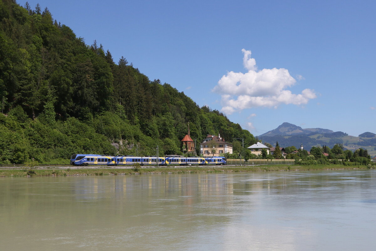 430 027 aus Rosenheim kommend am 14. Mai 2024 kurz nach Kiefersfelden.