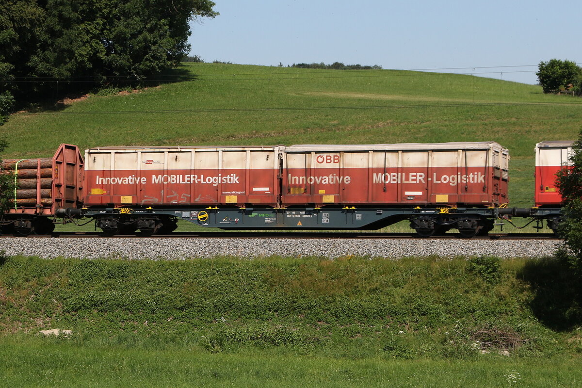 4657 221 (Sggmrrs-y) von  MFD-Rail  am 26. Juni 2026 bei Axdorf.