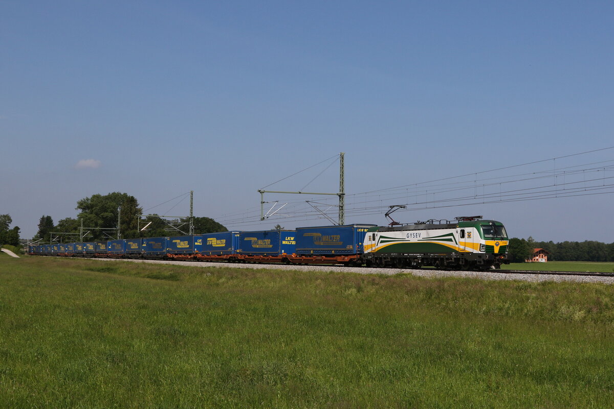 471 004 war am 9. Juni 2021 mit dem  WALTER-KLV  bei bersee am Chiemsee in Richtung Freilassing unterwegs.