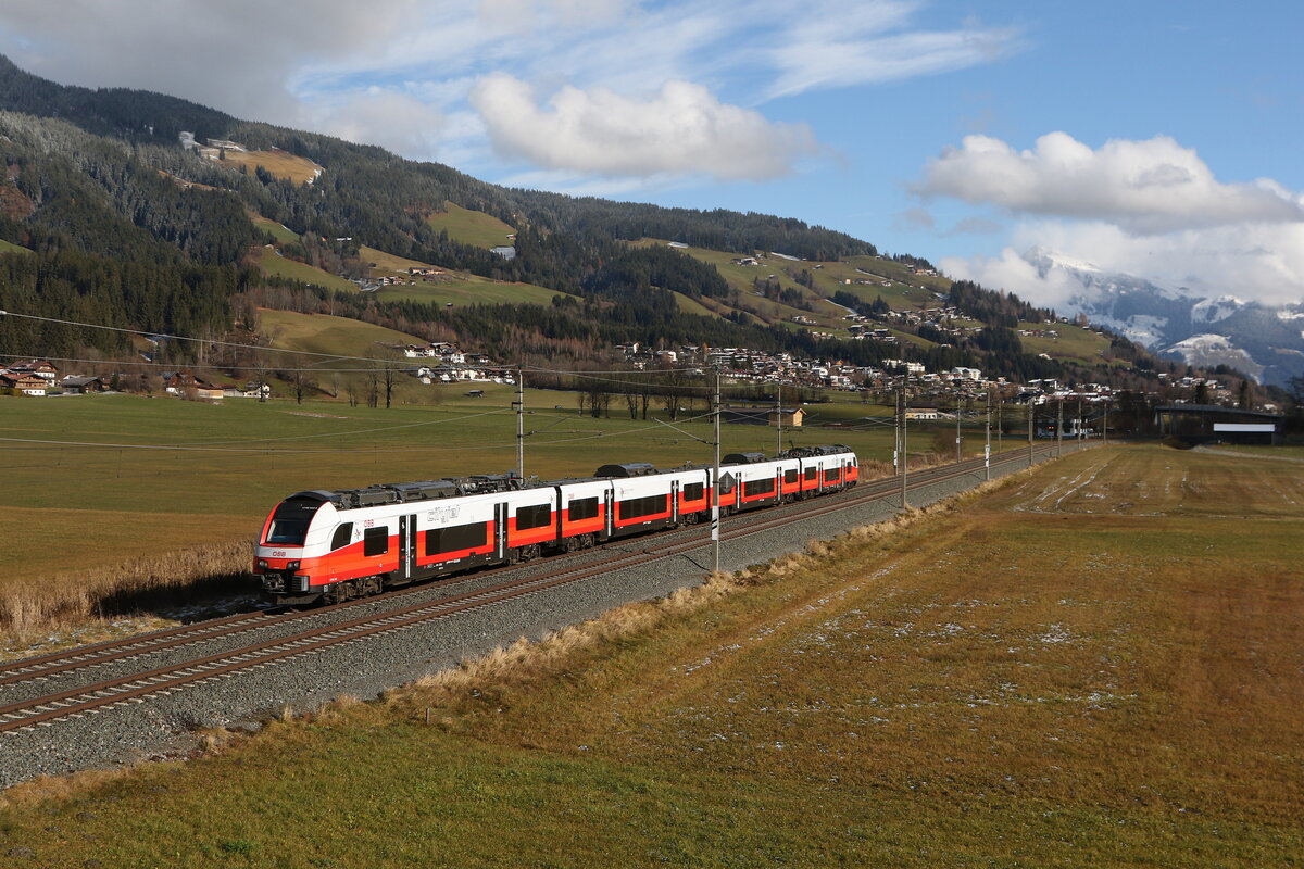 4748 044 war am 18. November 2025 bei Kirchberg in Tirol auf dem Weg nach Wrgl.