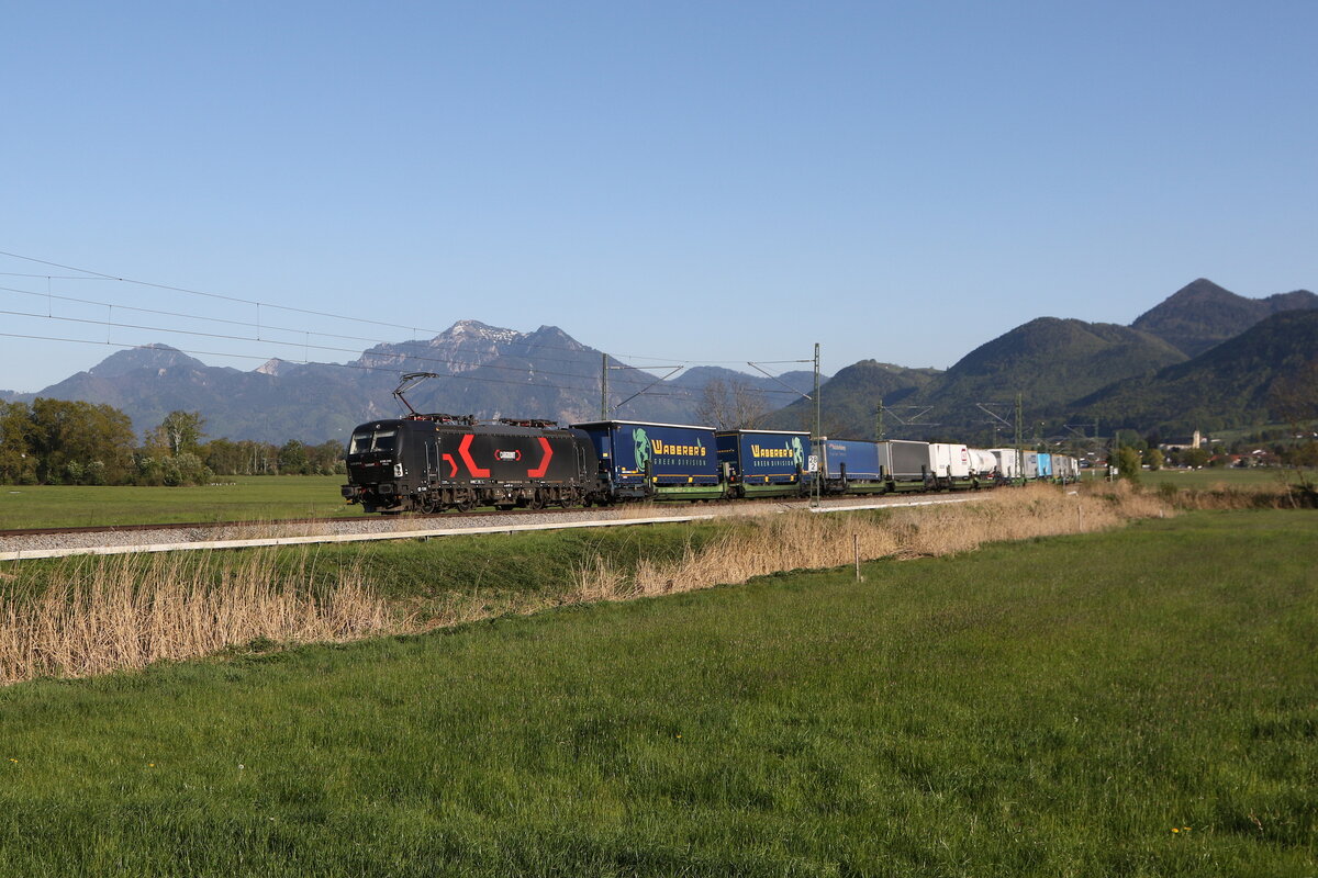 5370 071 von  CARGO UNIT  mit einem  KLV  aus Salzburg kommend am 29. April 2026 bei Bernau am Chiemsee.