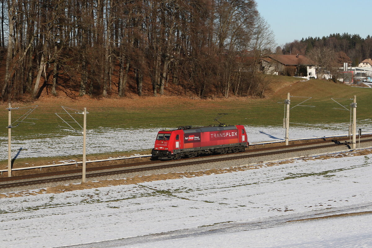 6185 608 von  Transflex  war am 19. Januar 2026 bei Axdorf in Richtung Rosenheim unterwegs.