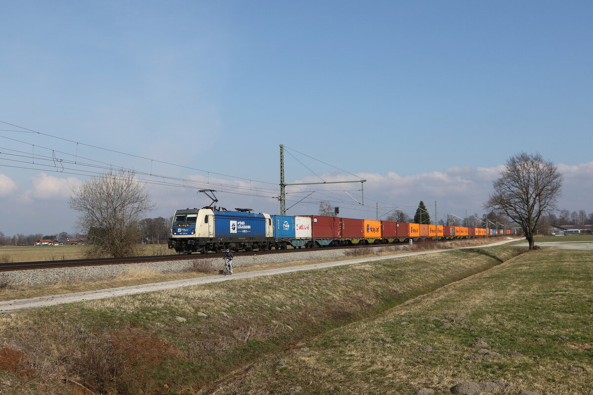 6187 326 von  WLC  mit einem Containerzug aus Salzburg kommend am 4. M�rz 2026 bei �bersee am Chiemsee.