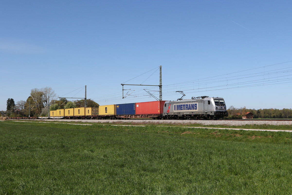 6187 510 von  METRANS  war mit einem  Containerzug  am 23. April 2026 bei �bersee am Chiemsee in Richtung Salzburg unterwegs.