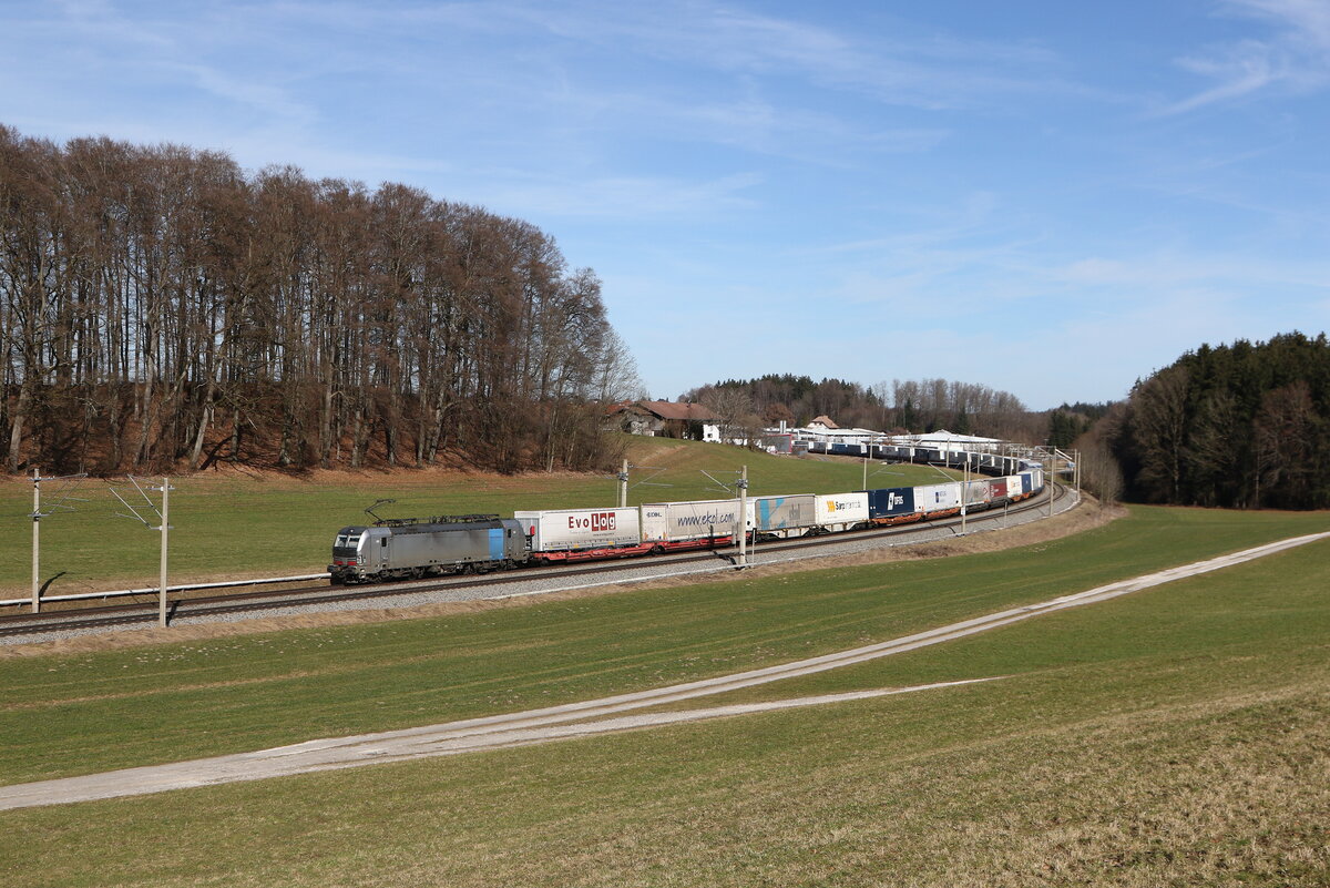 6193 118 von  Railpool  mit einem  EKOL-KLV  aus Salzburg kommend am 26. Februar 2026 bei Axdorf im Chiemgau.