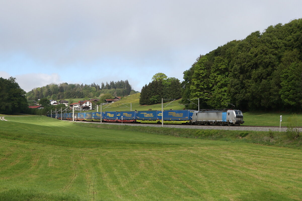 6193 129 von  Railpool  mit einem  WALTER-KLV  aus M�nchen kommend am 8. Mai 2026 bei Axdorf im Chiemgau.