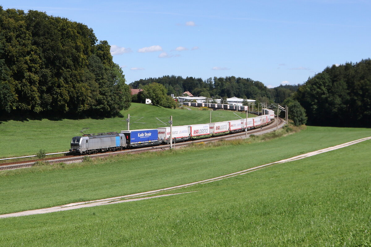 6193 185 mit einem  MARS-KLV  aus Salzburg kommend am 3. September 2025 bei Axdorf im Chiemgau.