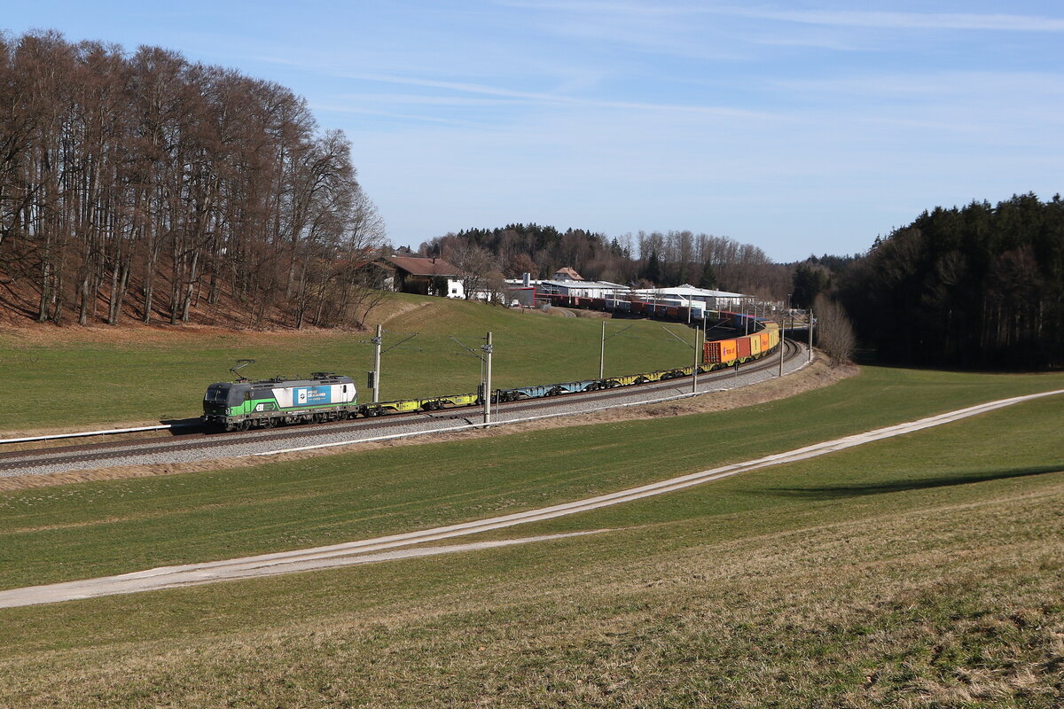6193 238 von  WLC  mit einem schwach beladenem  KLV  aus Salzburg kommend am 28. Februar 2026 bei Axdorf im Chiemgau.