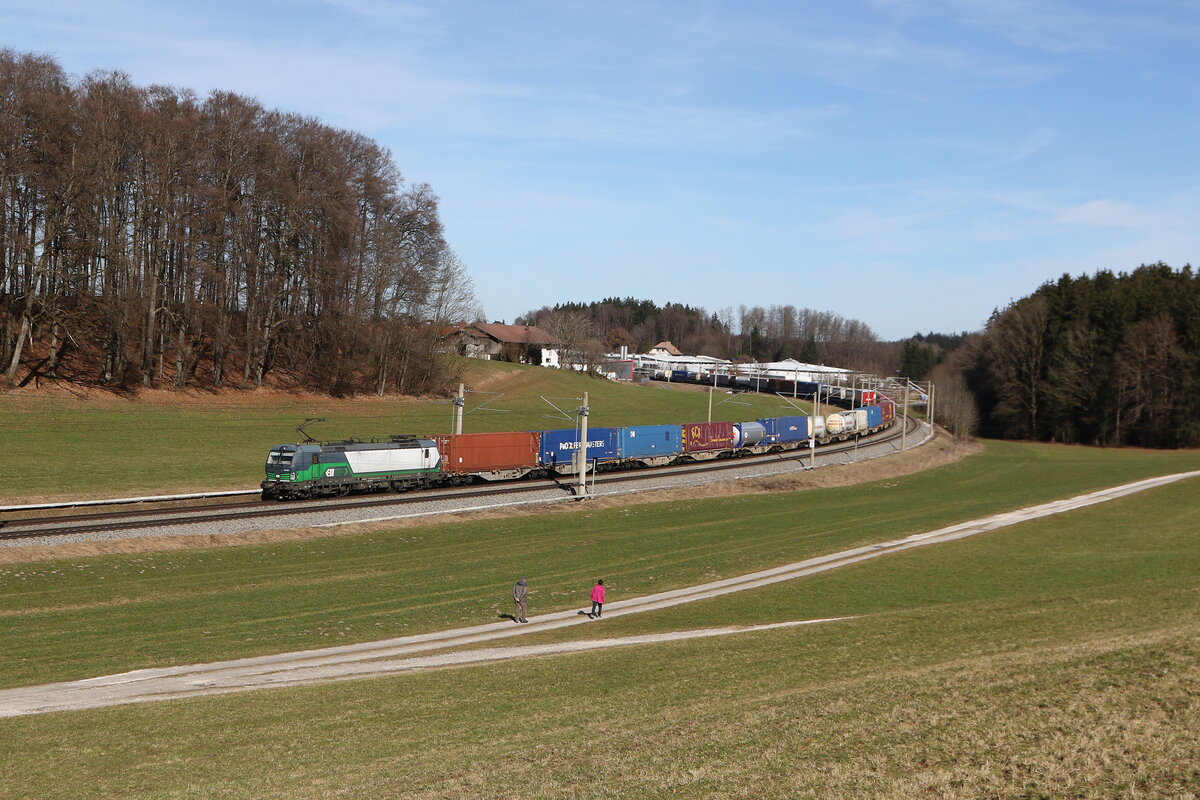 6193 244 mit einem  KLV  aus Salzburg kommend am 26. Februar 2026 bei Axdorf im Chiemgau.