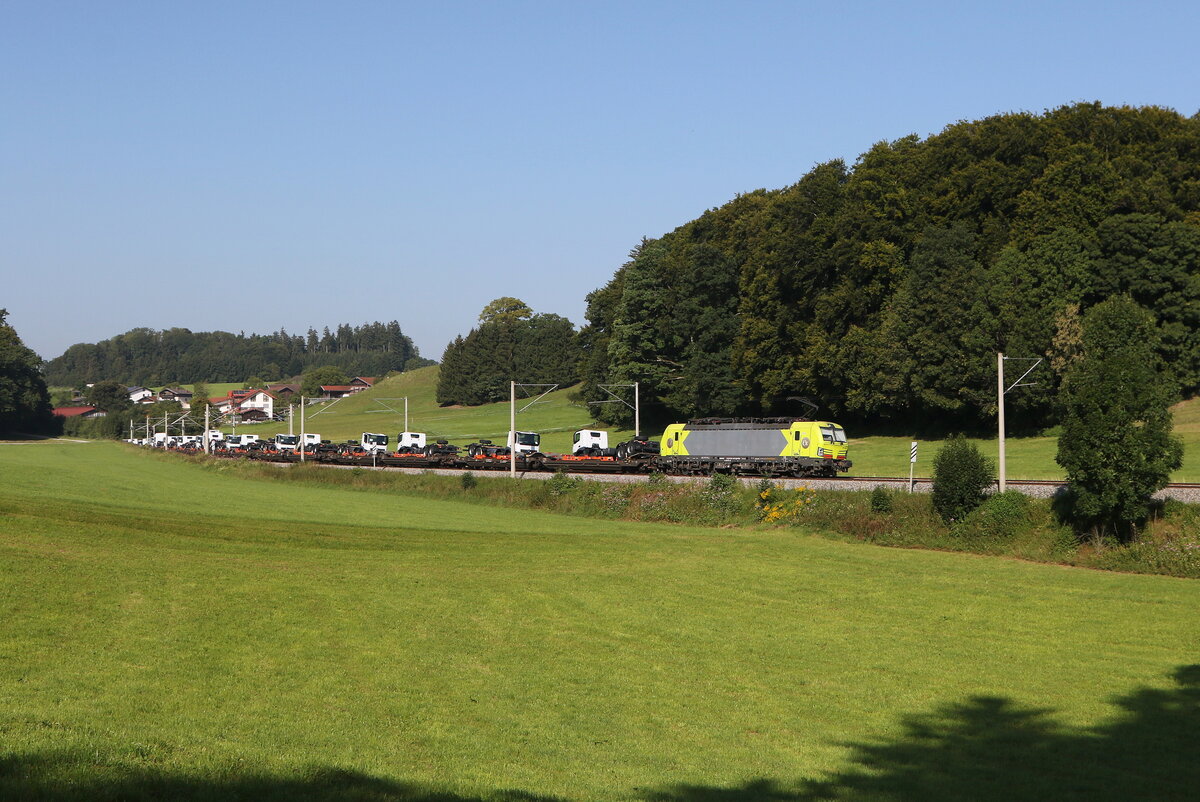 6193 404 von  Alpha-Trains  mit  LKW-Zugmaschinen aus Mnchen kommend am 12. August 2025 bei Axdorf im Chiemgau.