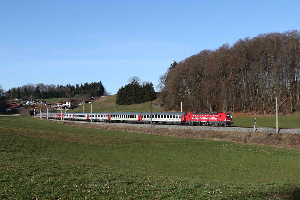 6193 423 war mit dem  Sn�lltaget Ski-Zug  am 28. Februar 2026 bei Axdorf im Chiemgau in Richtung Salzburg unterwegs.