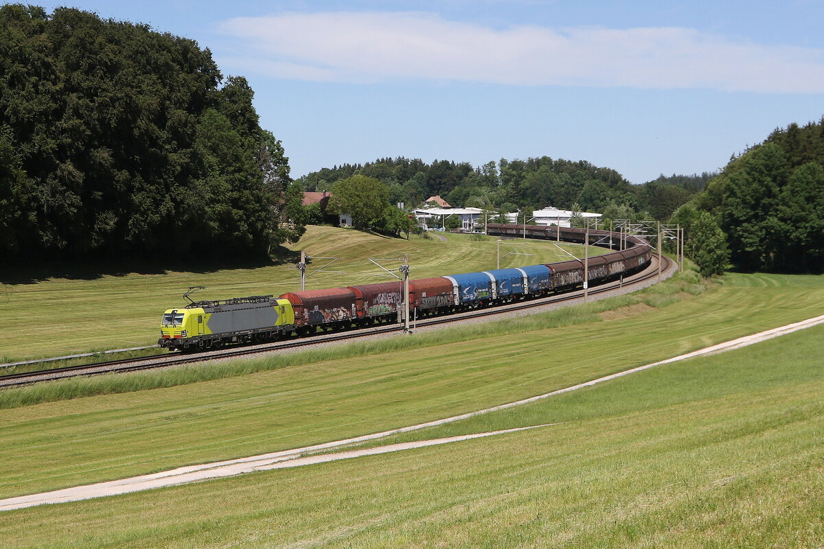 6193 554 von  Alpha Trains  mit einem gemischten G�terzug aus Salzburg kommend am 28. Mai 2026 bei Axdorf im Chiemgau.
