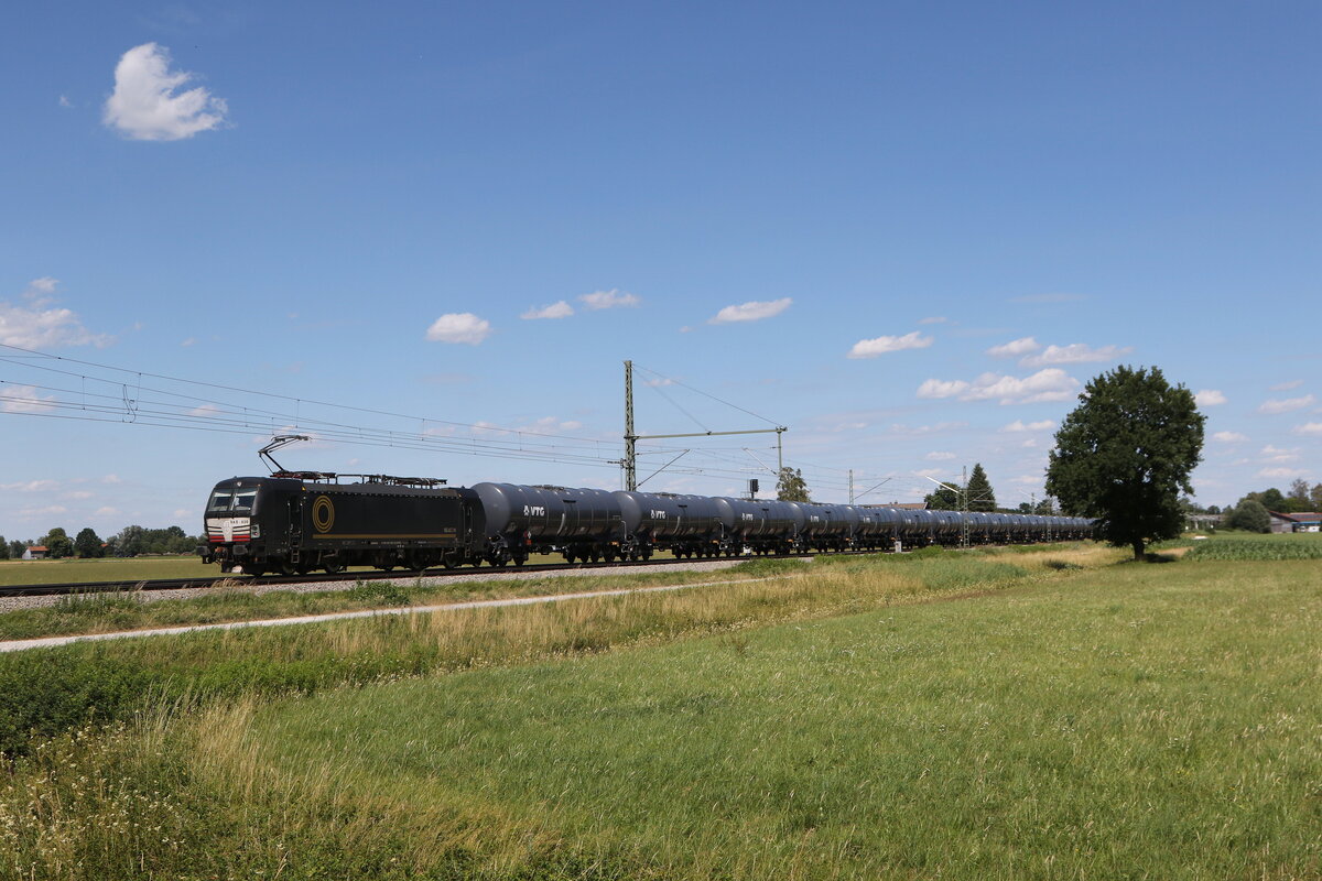 6193 630 von  BEACON  war mit einem Kesselwagenzug in Richtung M�nchen unterwegs. Aufgenommen am 4. Juli 2026 bei �bersee am Chiemsee.
