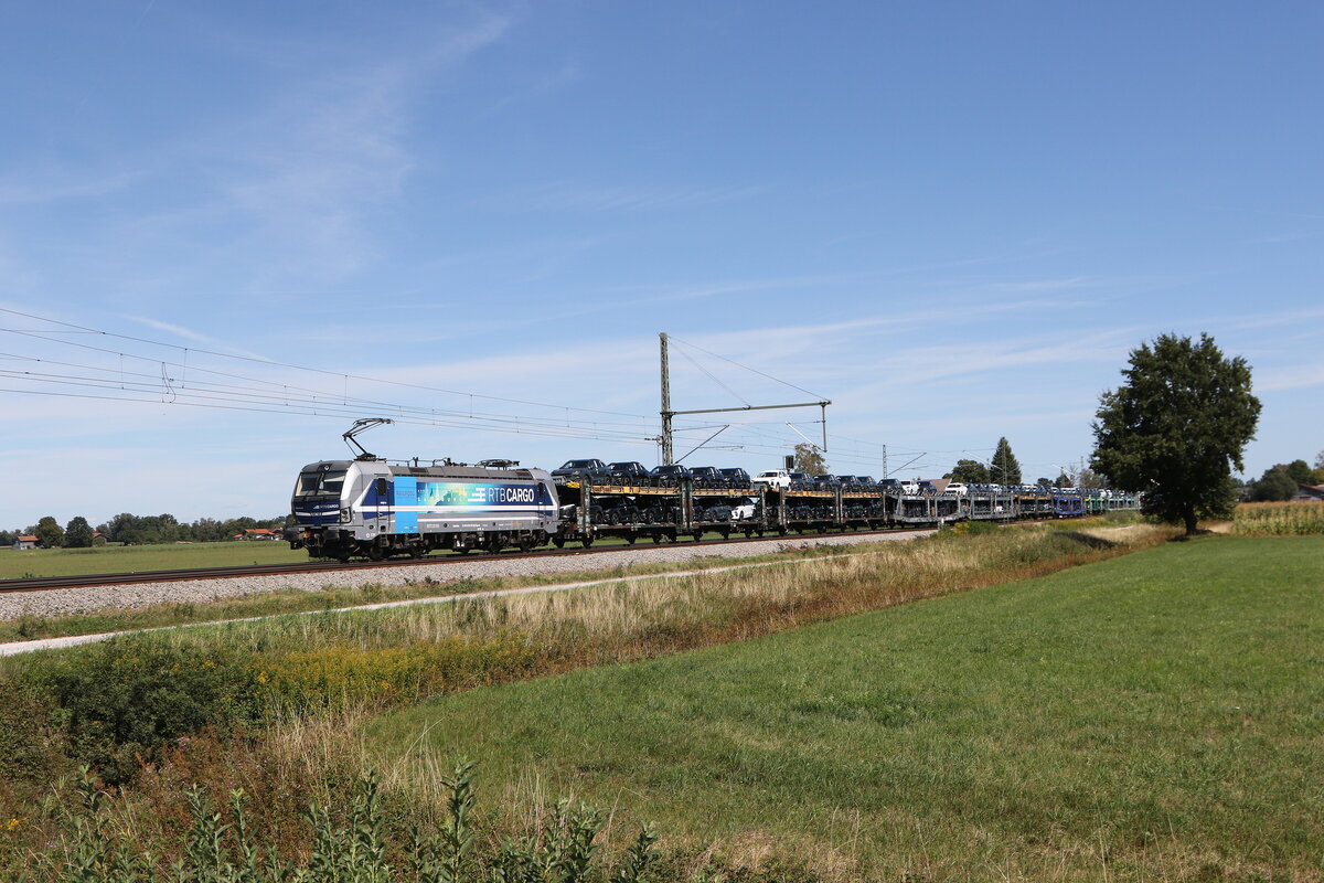 6193 810 von  RTB  mit einem Autozug aus Salzburg kommend am 30. August 2026 bei �bersee am Chiemsee.
