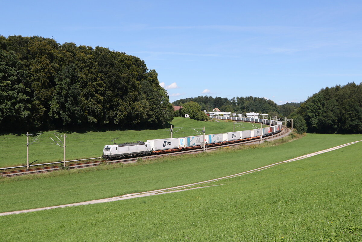 6193 815 mit einem  EKOL-KLV  aus Salzburg kommend am 3. September 220225 bei Axdorf im Chiemgau. 6193 815 mit einem  EKOL-KLV  aus Salzburg kommend am 3. September 220225 bei Axdorf im Chiemgau.