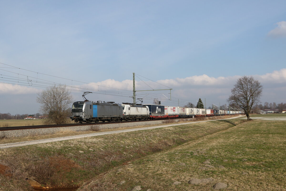 6193 817 und 6193 960 mit einem  KLV  aus Salzburg kommend am 4. M�rz 2026 bei �bersee am Chiemsee.