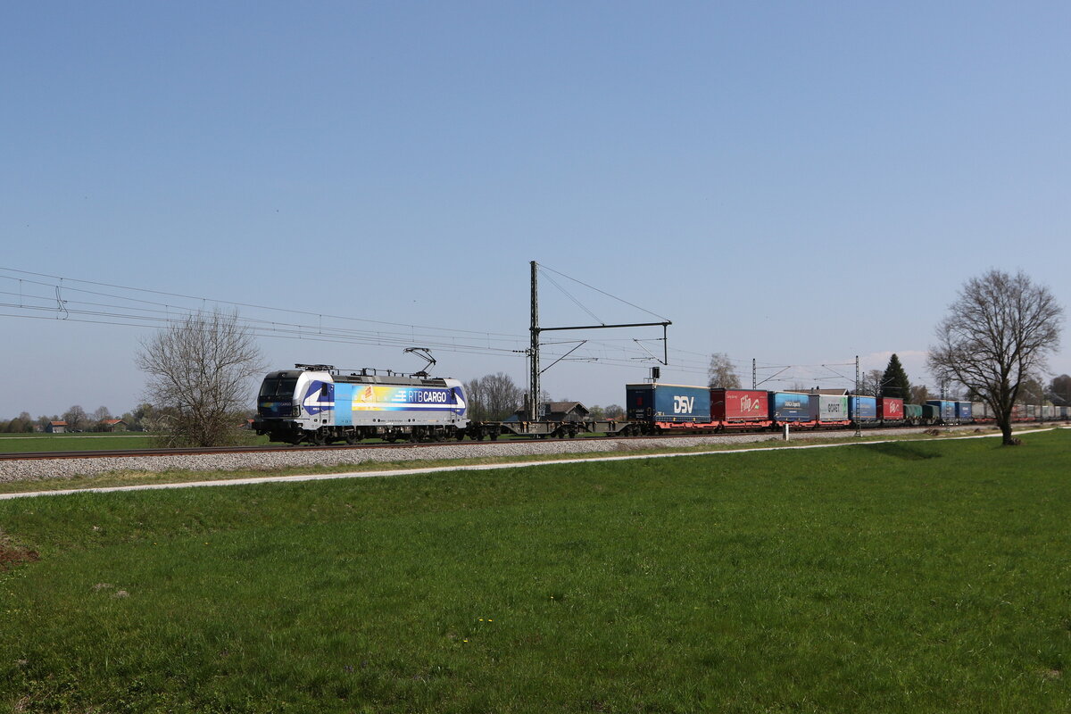 6193 824 von  RTB-Cargo  war mit einem  KLV  am 17. April 2026 bei �bersee am Chiemsee in Richtung M�nchen unterwegs.