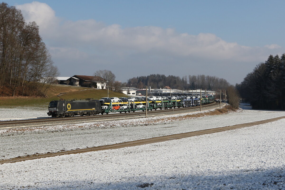 6193 851 mit einem Autozug aus Salzburg kommend am 15. Februar 2025 bei Axdorf im Chiemgau.