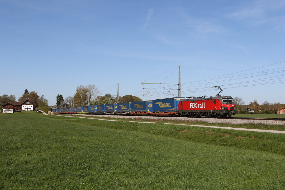 6193 941 von  FOXRAIL  mit einem  WALTER-KLV  aus M�nchen kommend am 23. April 2026 bei �bersee am Chiemsee.