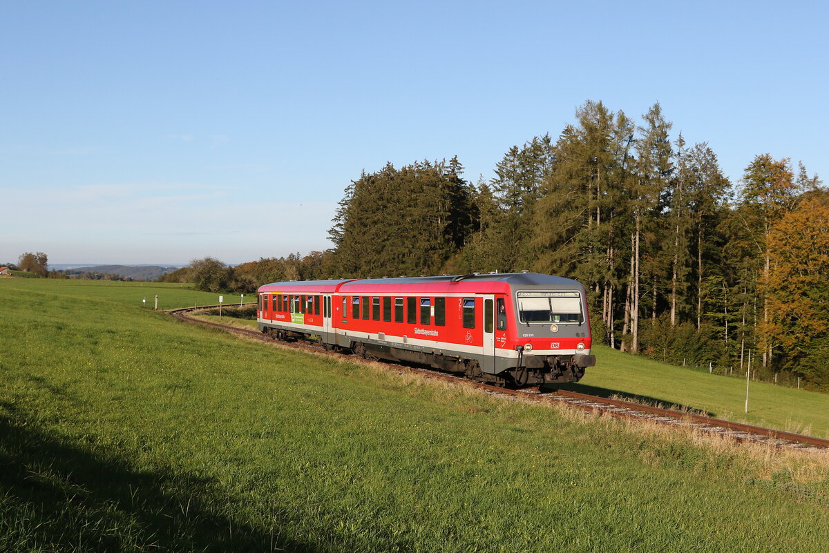 628 630 aus Waging kommend am 7. Oktober 2024 bei Kirchhalling.