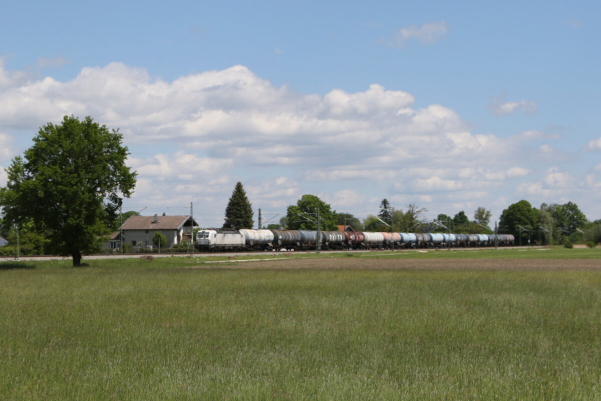 7193 613 war mit einem Kesselwagenzug am 13. Mai 2026 bei �bersee am Chiemsee in Richtung M�nchen unterwegs.