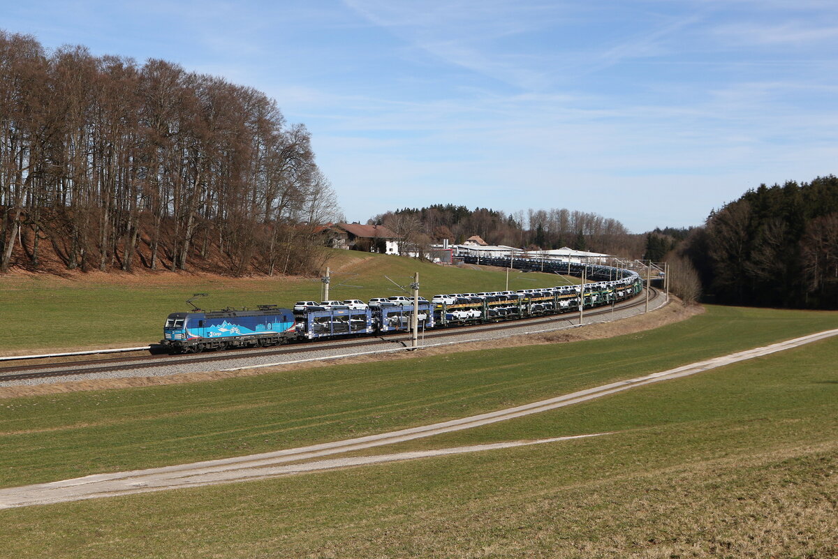 7393 001 von CD Cargo  mit einem Autozug aus Salzburg kommend am 26. Februar 2026 bei Axdorf im Chiemgau.