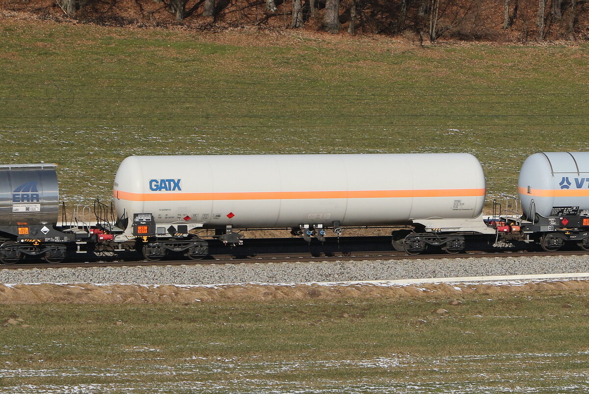 7814 123 (Zags) von  GATX  am 19. Februar 2025 bei Axdorf.