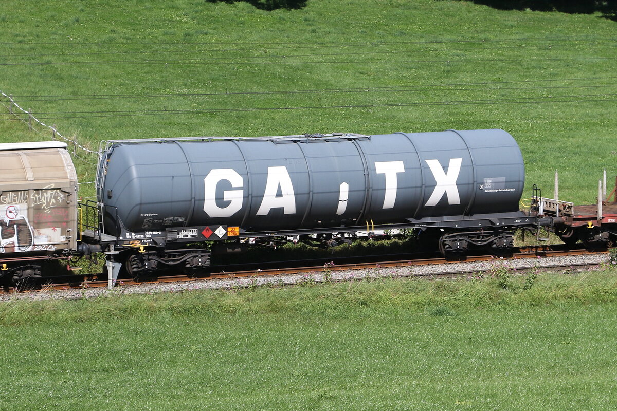 7829 680 (Zans) von  GATX  am 3. September 2025 bei Axdorf. 7829 680 (Zans) von  GATX  am 3. September 2025 bei Axdorf.