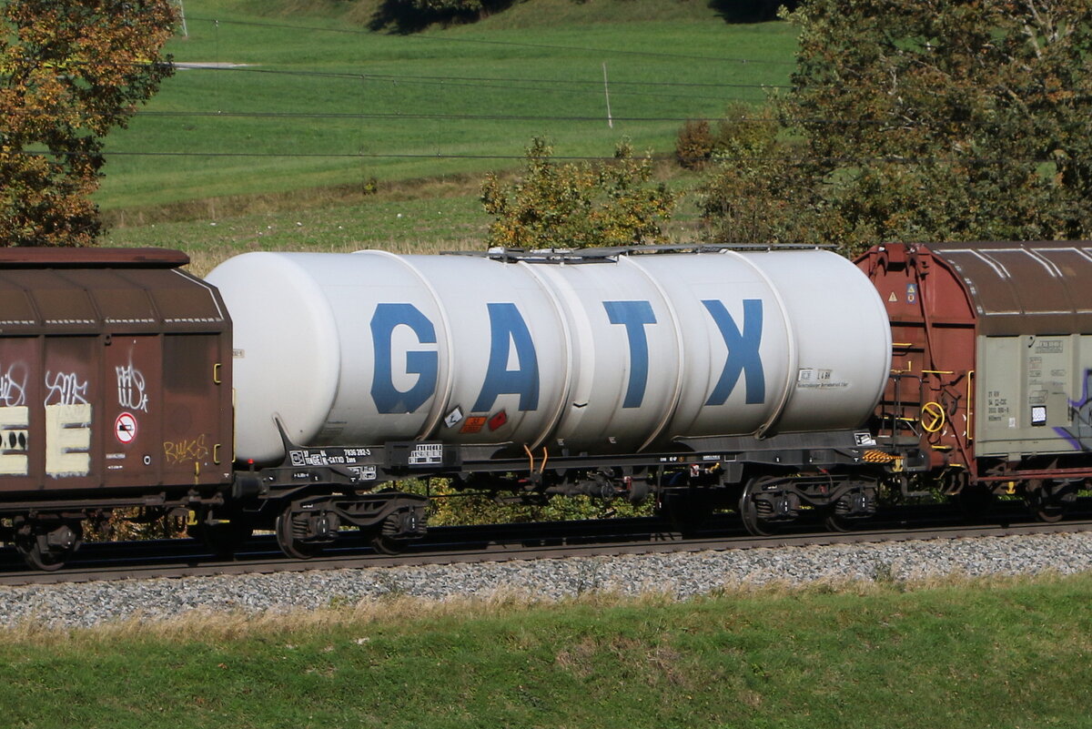 7836 282 (Zans) von  GATX  am 9. Oktober 2024 bei Axdorf.