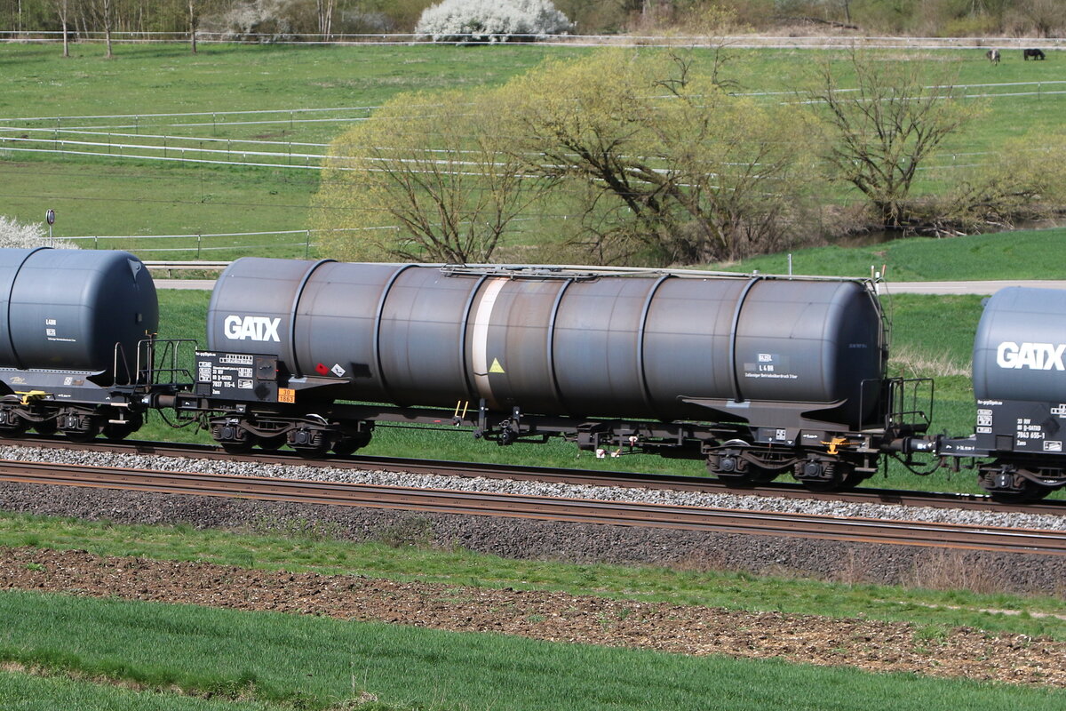 7837 115 (Zans) von  GATX  am 5. April 2024 bei Breitenfurt.