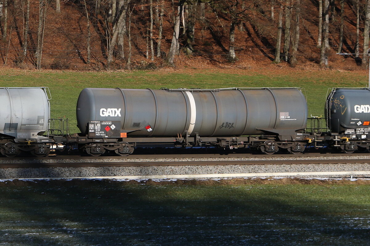 7837 442 (Zans) von  GATX  am 27. Dezember 2024 bei Axdorf.