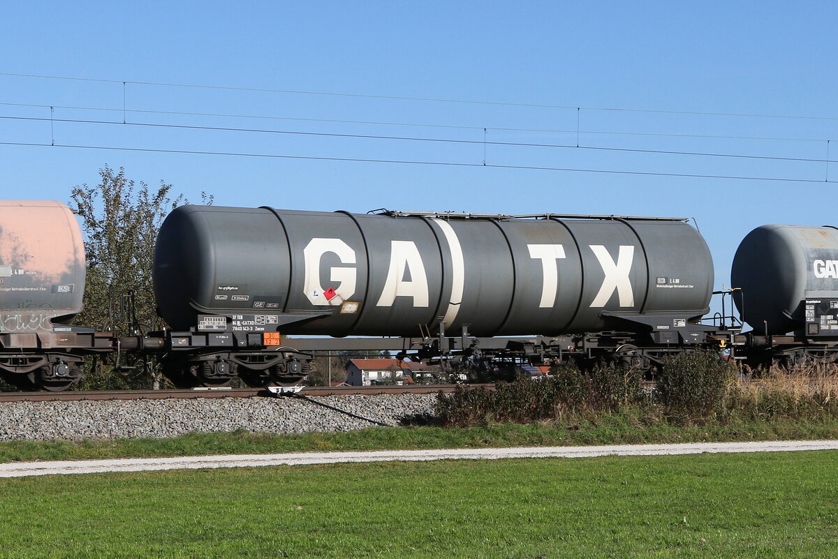 7840 143 (Zacns) von  GATX  am 31. Oktober 2022 bei bersee am Chiemsee.