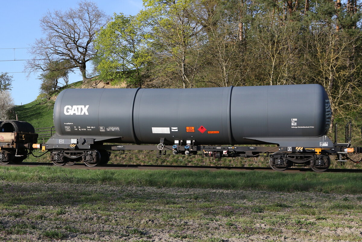 7840 303 (Zacns) von  GATX  am 6. April 22024 bei Fahlenbach.